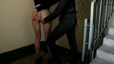Молоденькая телка дала ухажеру на лестнице