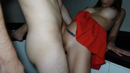 Присунул силиконовая тайке стоя в номере хостела